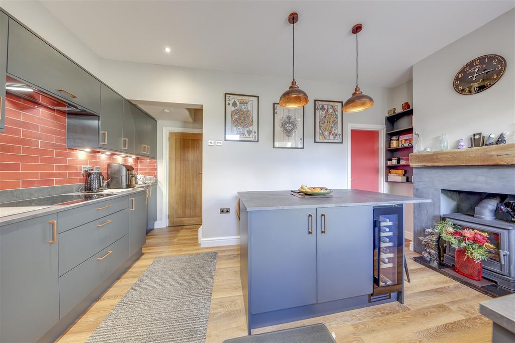 Property photo 1 of 24 Breakfast / Kitchen