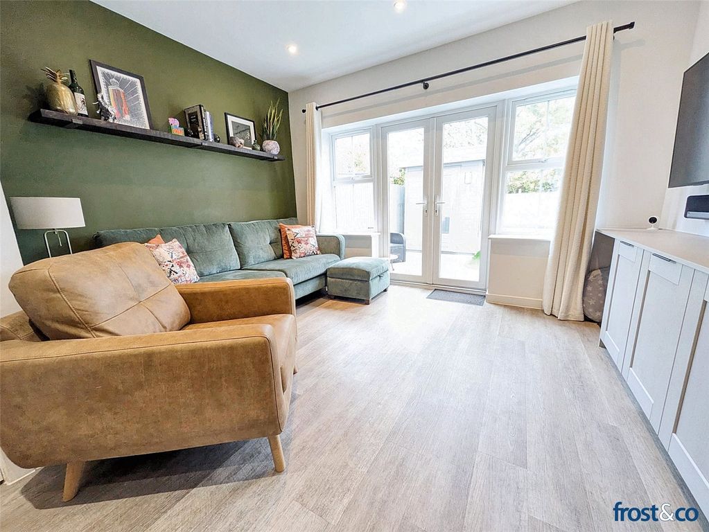 Property photo 3 of 20 Lounge