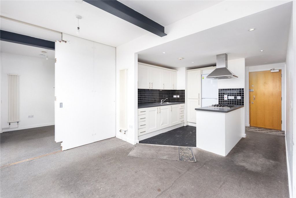 Property photo 3 of 8 Living Room/Kitchen