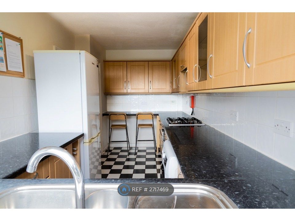 Property photo 3 of 11 Kitchen