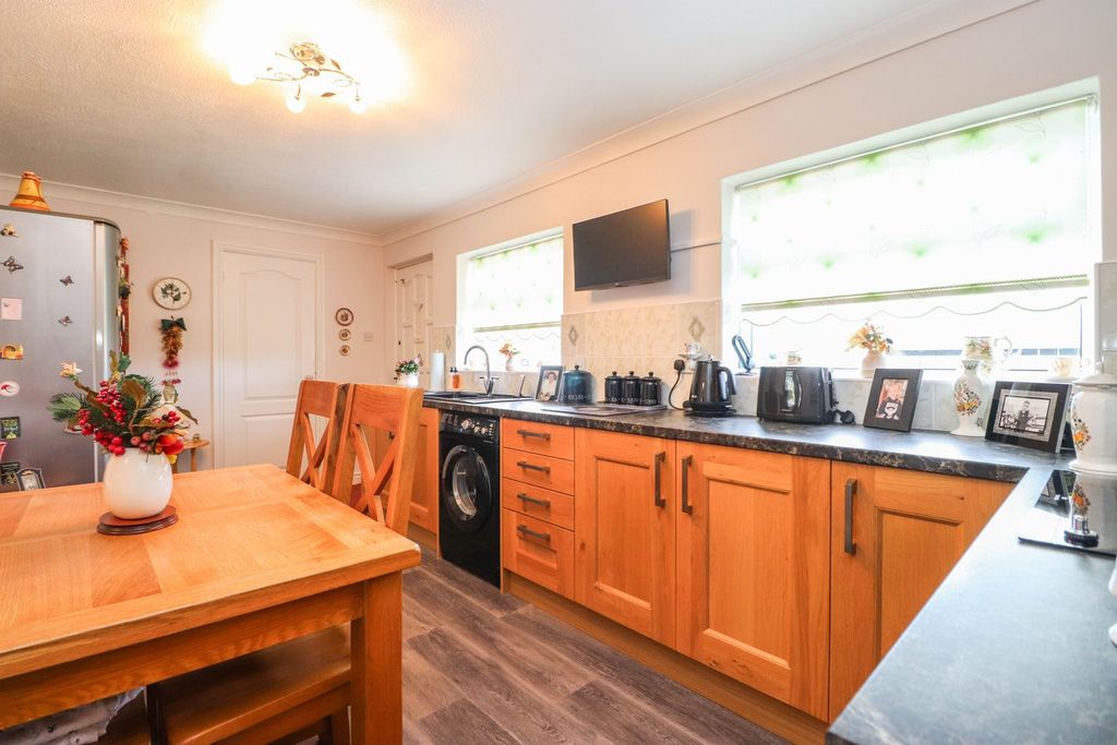 Property photo 3 of 16 Dining Kitchen