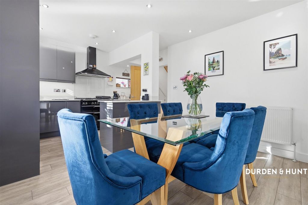 Property photo 2 of 25 Lympstone Close