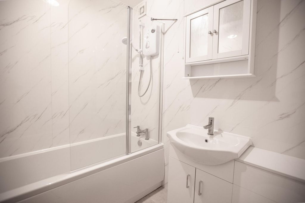 Property photo 2 of 12 Bathroom