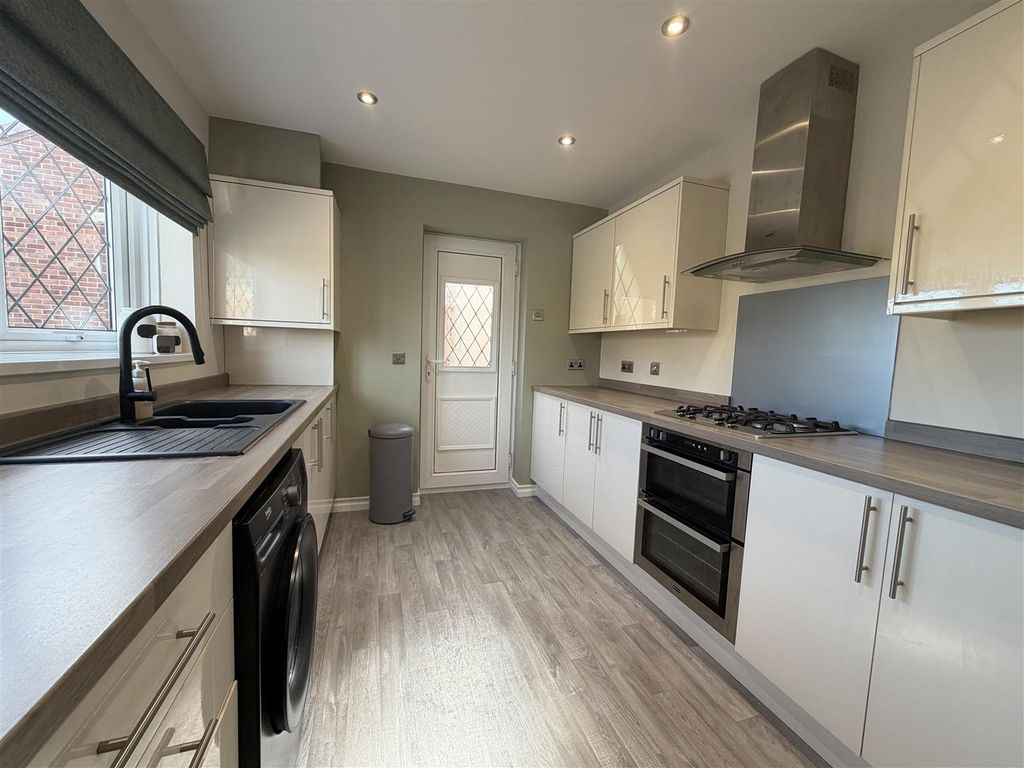 Property photo 3 of 14 Kitchen