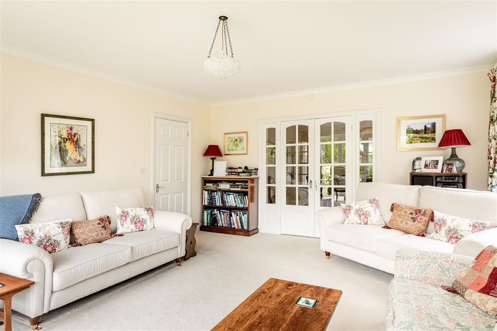 Property photo 3 of 18 28 Chestnuts Close-7.Jpg