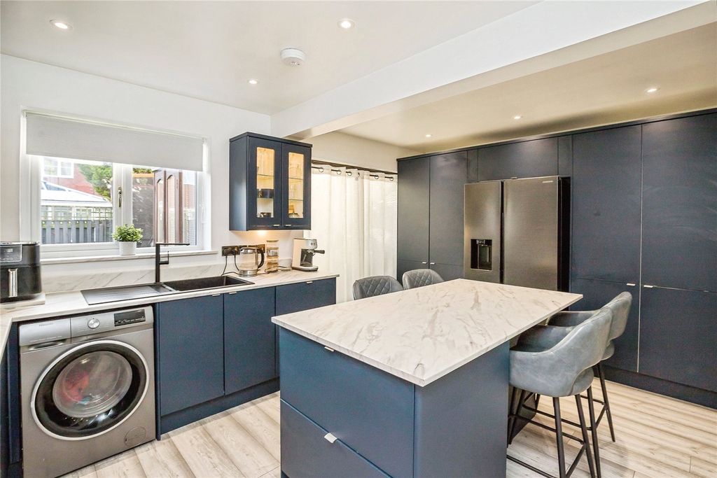 Property photo 2 of 12 Dining Kitchen