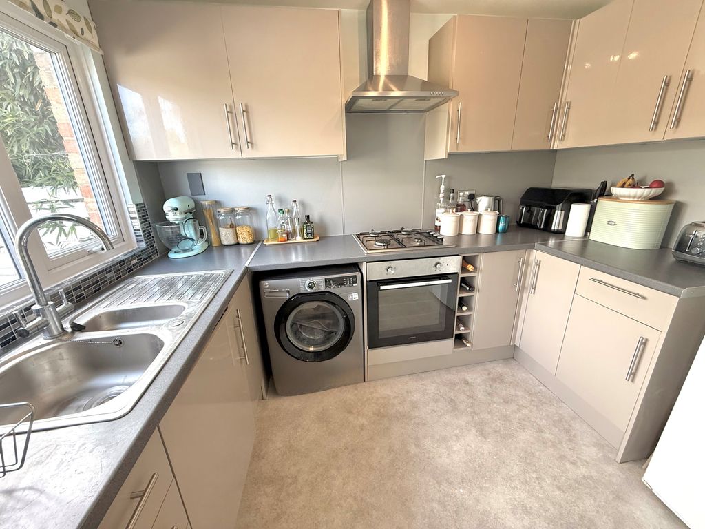 Property photo 3 of 14 6 Eastergate Green Kitchen 1