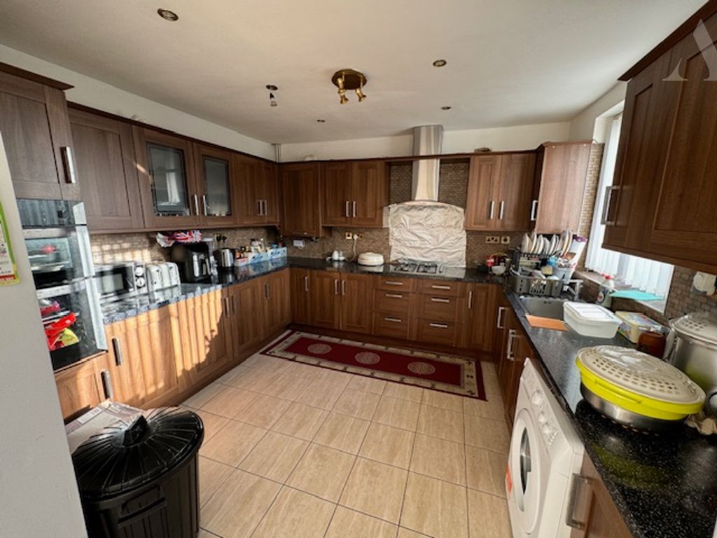 Property photo 3 of 15 6 Plaistow Ave Kitchen