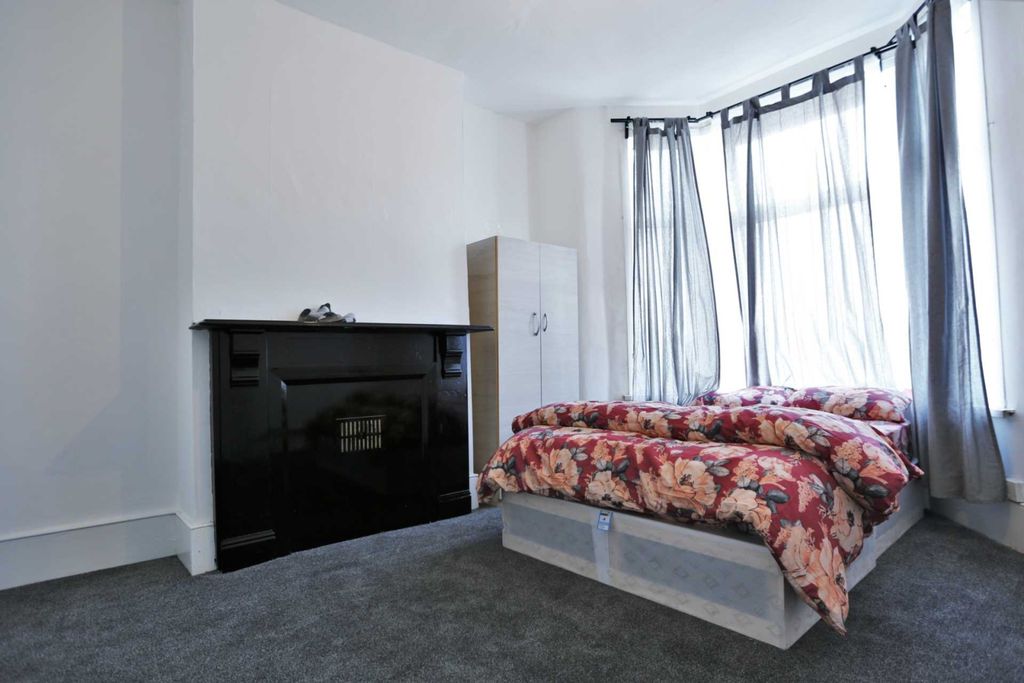 Property photo 1 of 8 Lovely 2-Bedroom Flat With Large Garden – Green Street
