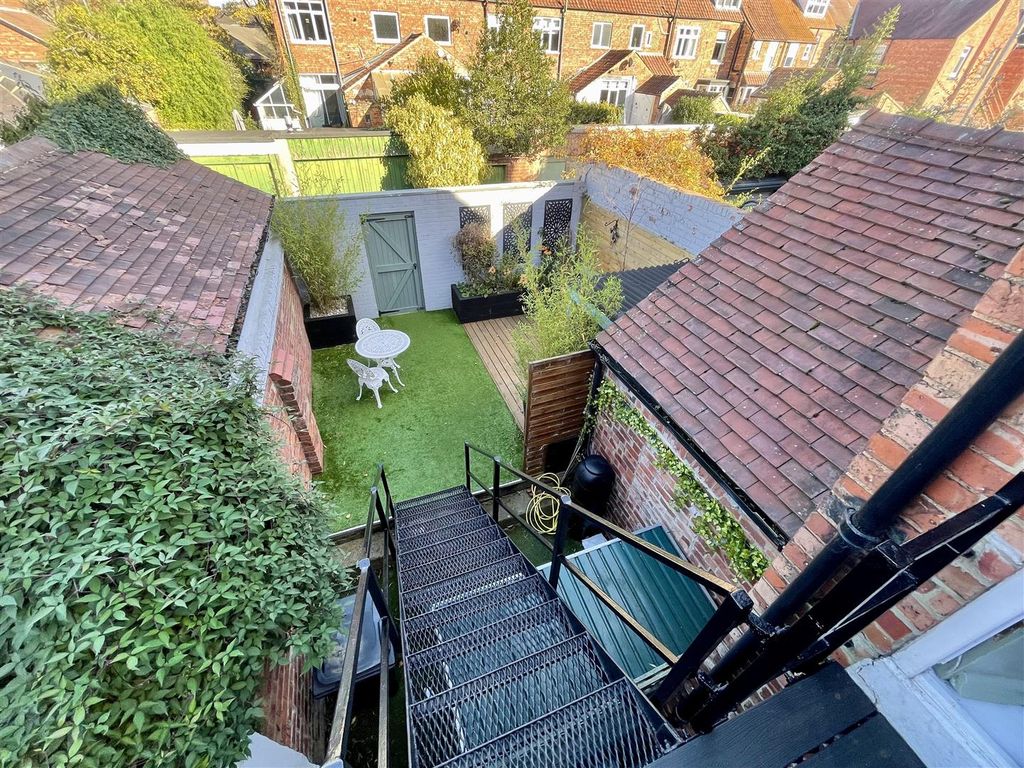 Property photo 3 of 18 Externally