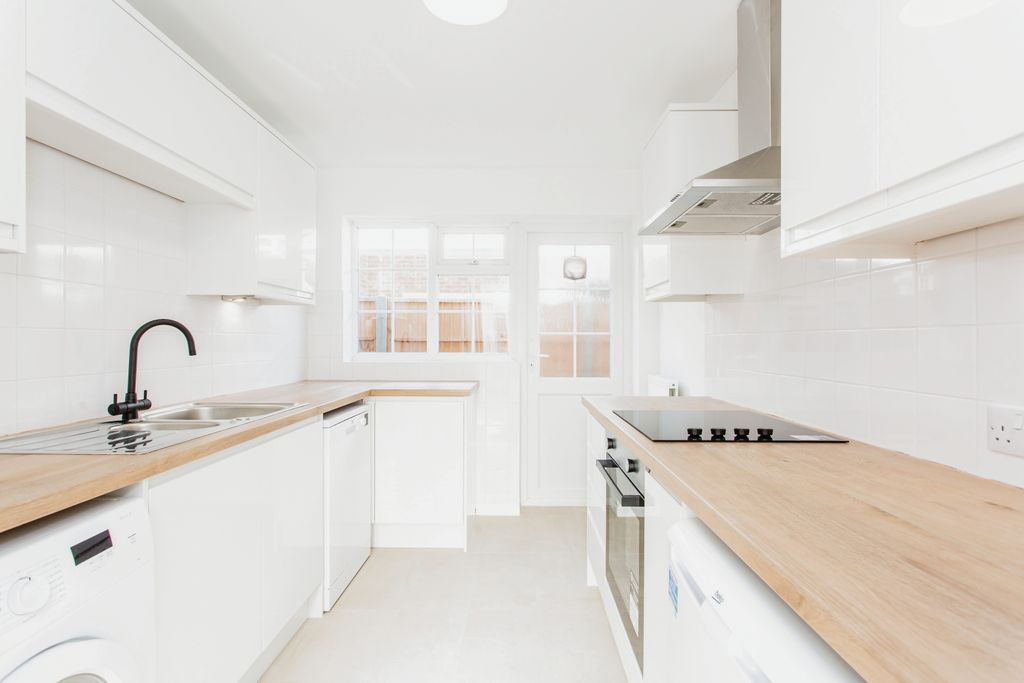 Property photo 2 of 16 Fitted Kitchen
