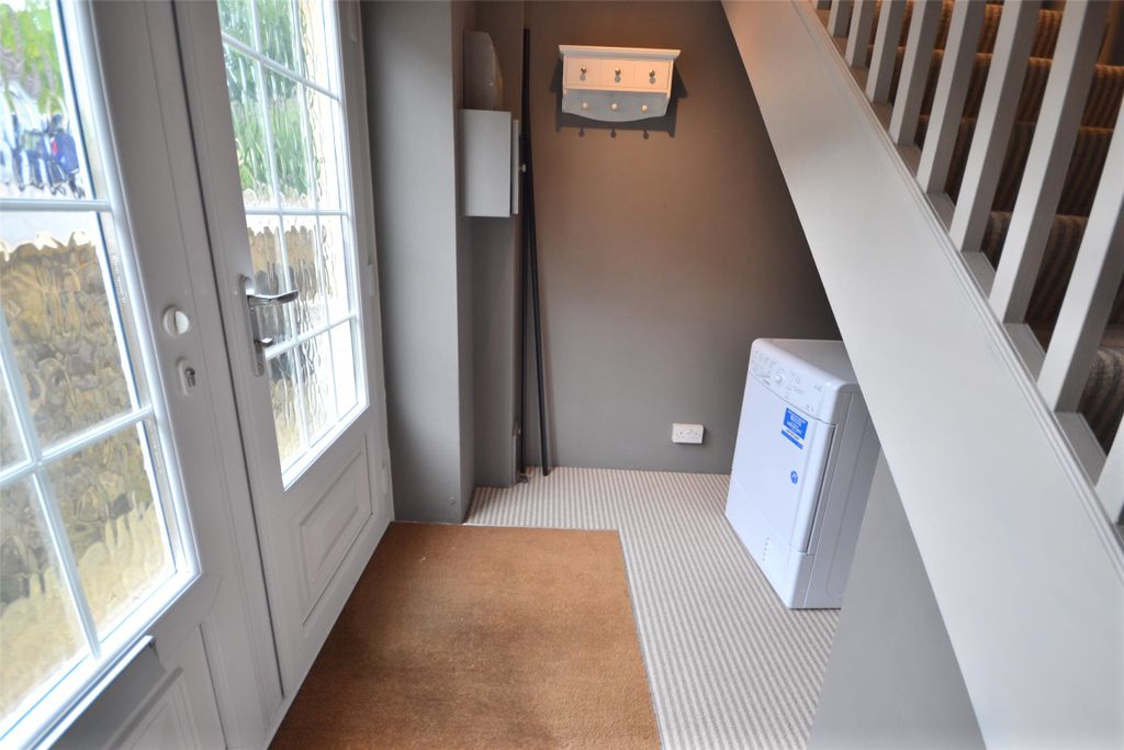 Property photo 2 of 11 Entrance Hall