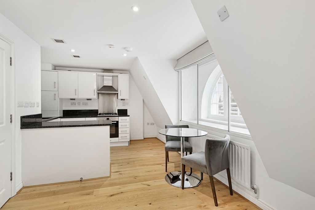 Property photo 2 of 16 Flat 8, 72 Morti...