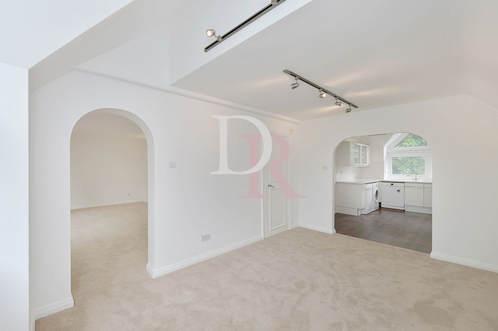 Property photo 3 of 14 Dining Room