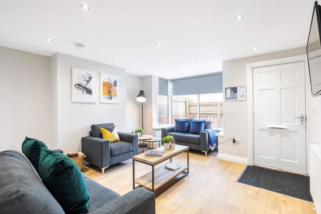 Property photo 2 of 11 Bright, Modern Living Room With Wood Flooring, Mul...