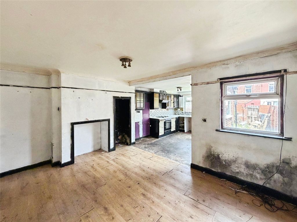 Property photo 3 of 10 Sitting/Dining Room