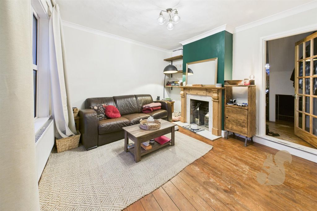 Property photo 3 of 21 Lounge