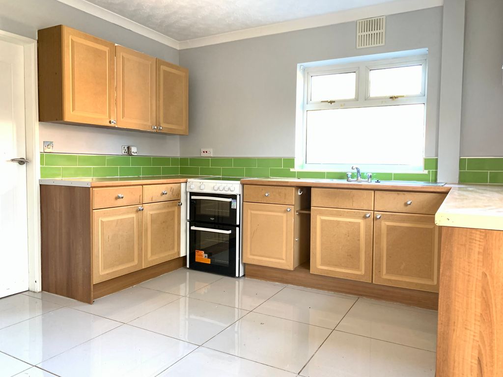 Property photo 3 of 11 Kitchen