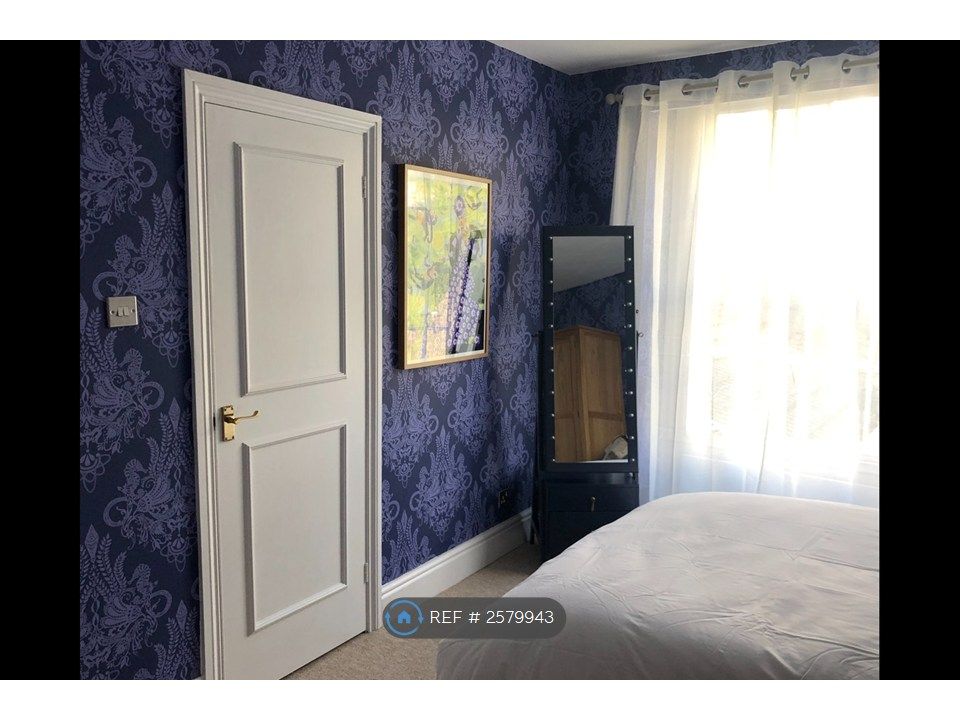 Property photo 2 of 15 Bedroom With Ensuite Shower Room