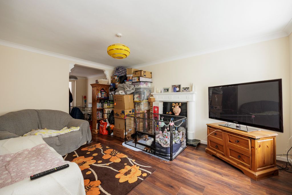 Property photo 3 of 18 1 Magnolia Close-02