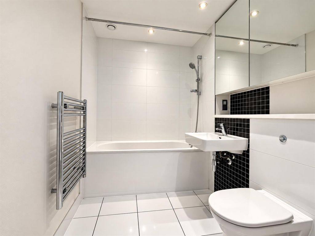 Property photo 3 of 13 Bathroom