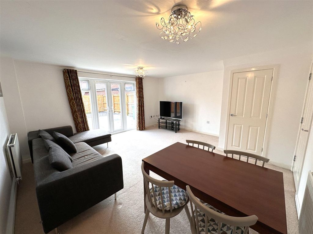 Property photo 2 of 17 Generous Lounge/Diner 808