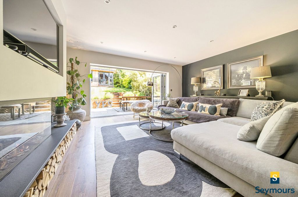 Property photo 2 of 17 Bi-Fold Doors