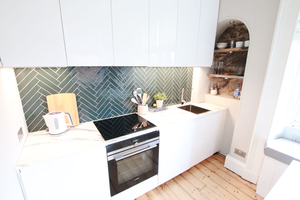 Property photo 3 of 7 Kitchen