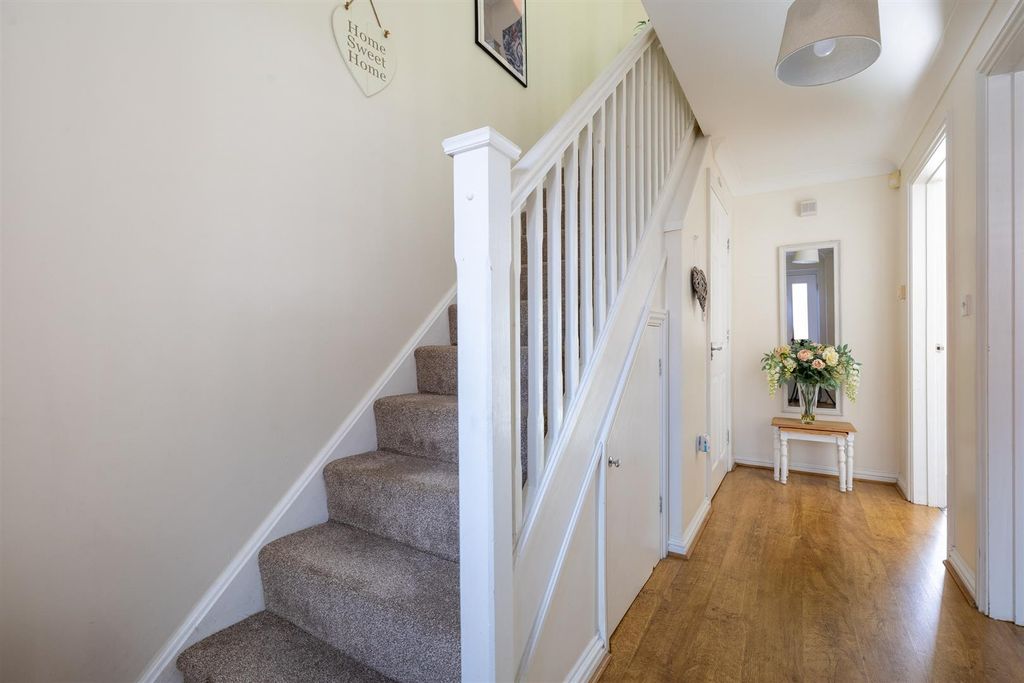 Property photo 2 of 27 6Stanyercourt-3.Jpg
