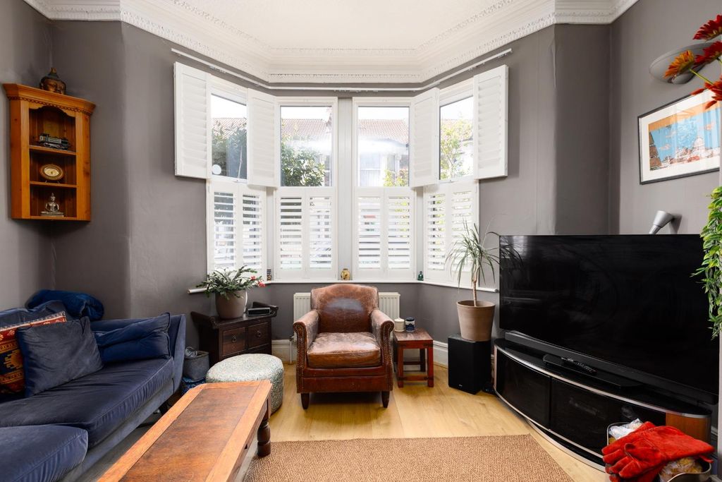 Property photo 3 of 24 28 Victoria Park Road, Bs16-16.Jpg