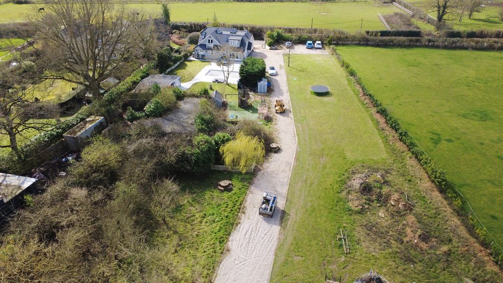 Property photo 2 of 32