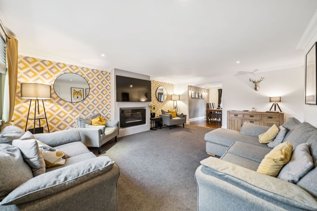 Property photo 2 of 25