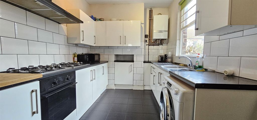 Property photo 3 of 10 Communal Kitchen