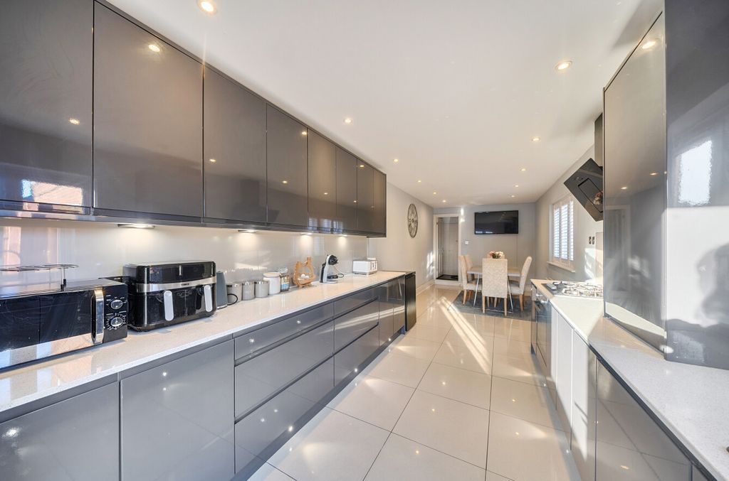 Property photo 2 of 15 1430903-18-69Baea...