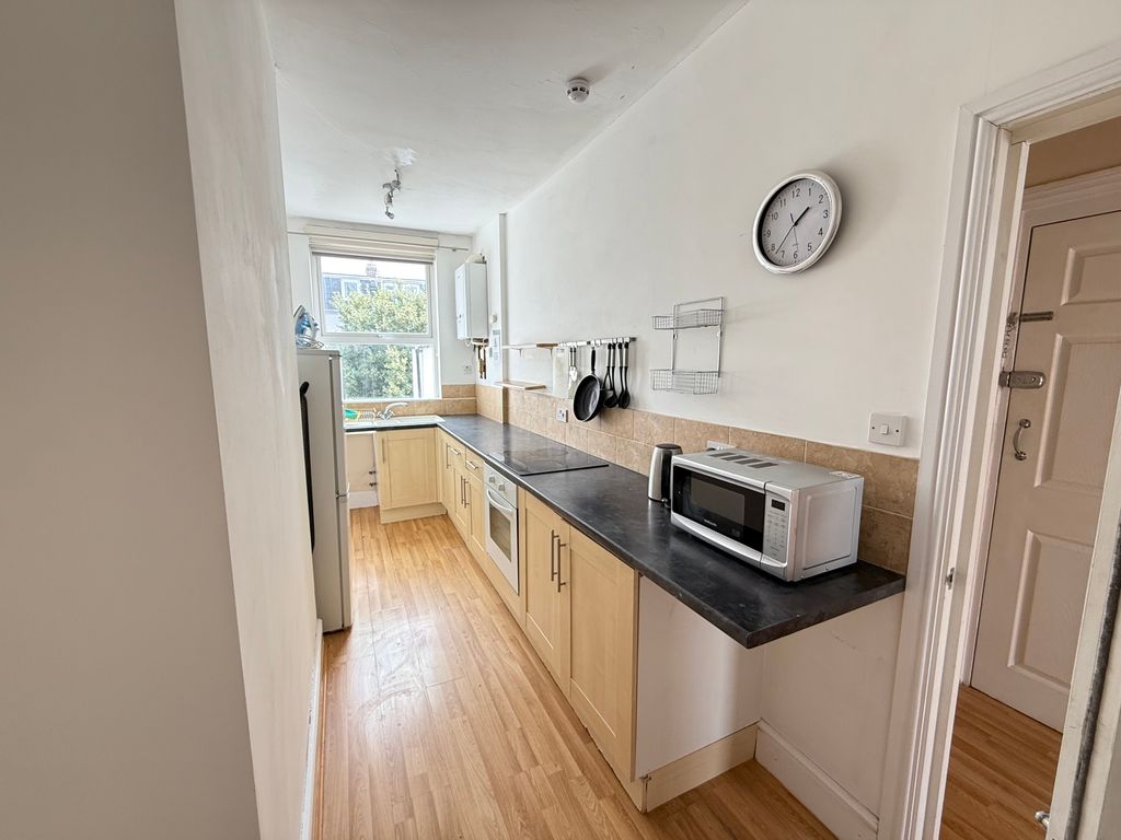 Property photo 2 of 6 Kitchen