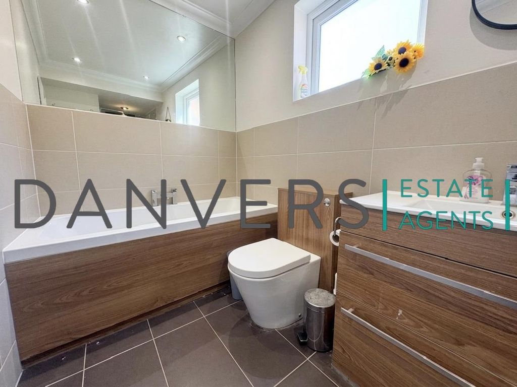 Property photo 1 of 13 Bathroom 1