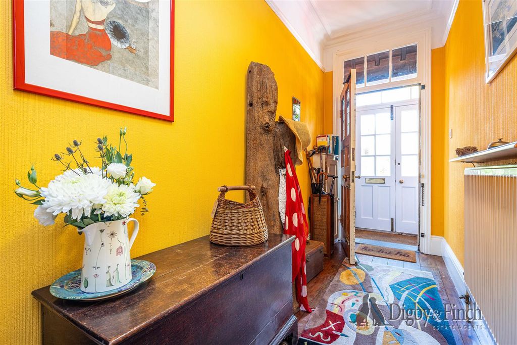 Property photo 3 of 34 Entrance Hall