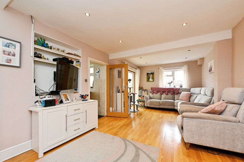 Property photo 3 of 21 Pbox-Img.Jpg