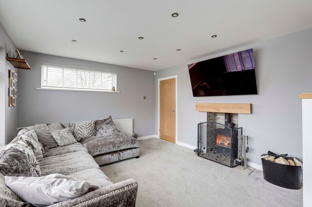 Property photo 2 of 27