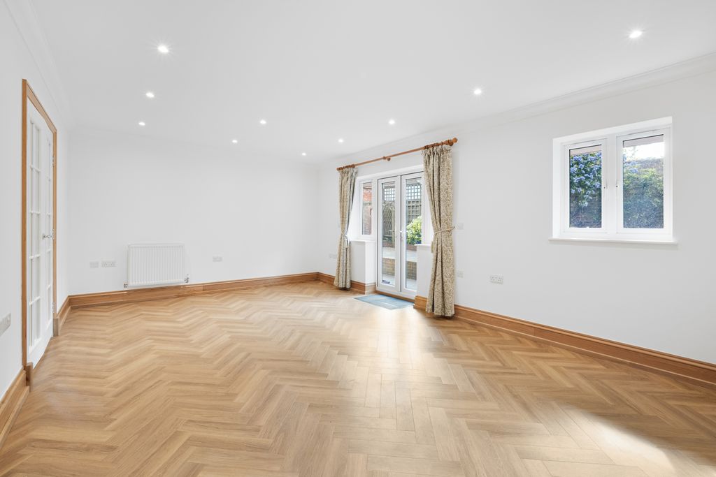 Property photo 2 of 16 Picture No. 11