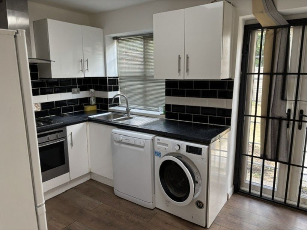 Property photo 2 of 13 Fitted Kitchen