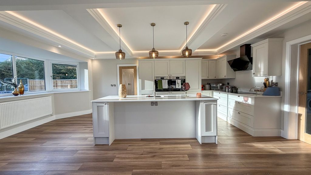 Property photo 3 of 33 Image00011