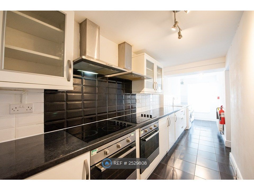 Property photo 3 of 8 Kitchen