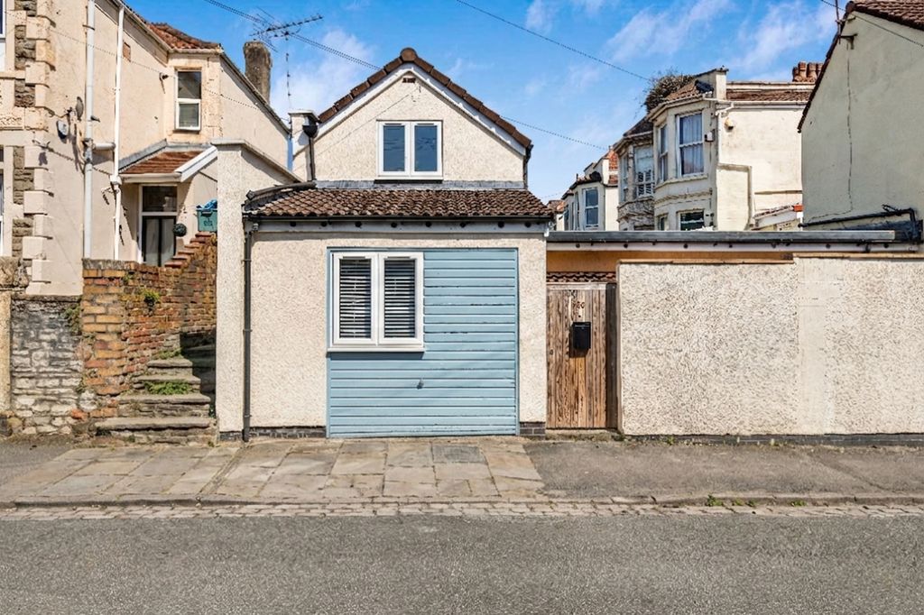 Property photo 2 of 16 Winchester Road