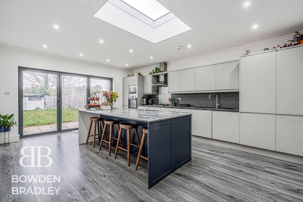 Property photo 2 of 23