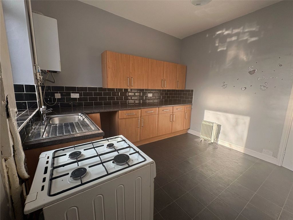 Property photo 3 of 10 Kitchen