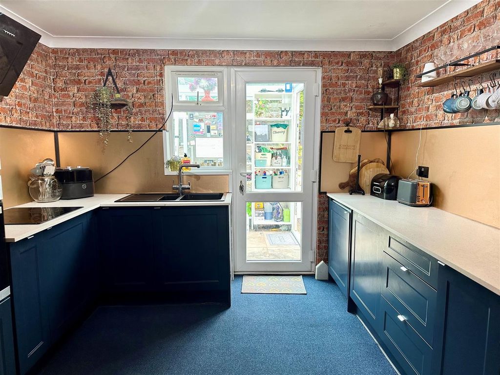 Property photo 2 of 16 Kitchen 4.Jpg