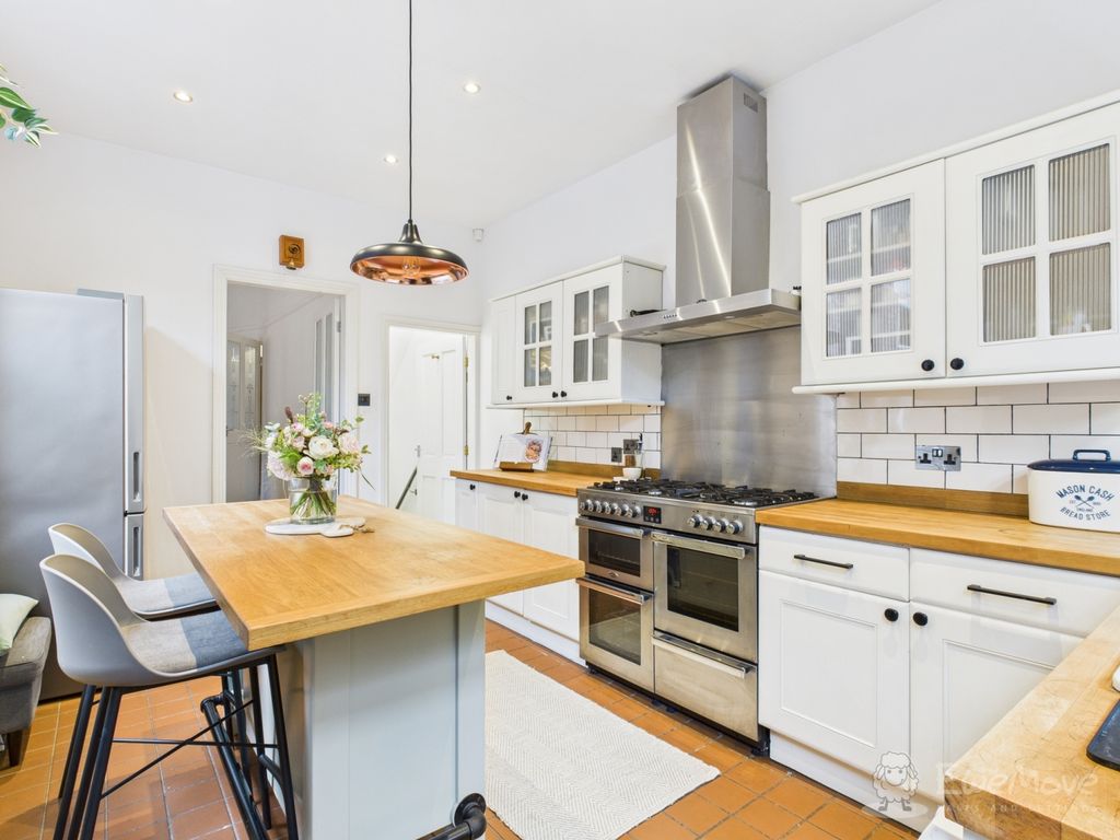 Property photo 3 of 17 Kitchen