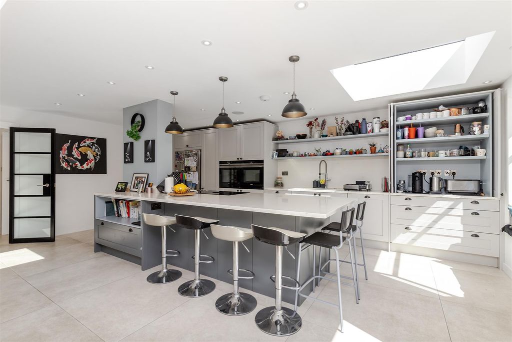 Property photo 2 of 42 8Gurneycourtroad-22.Jpg