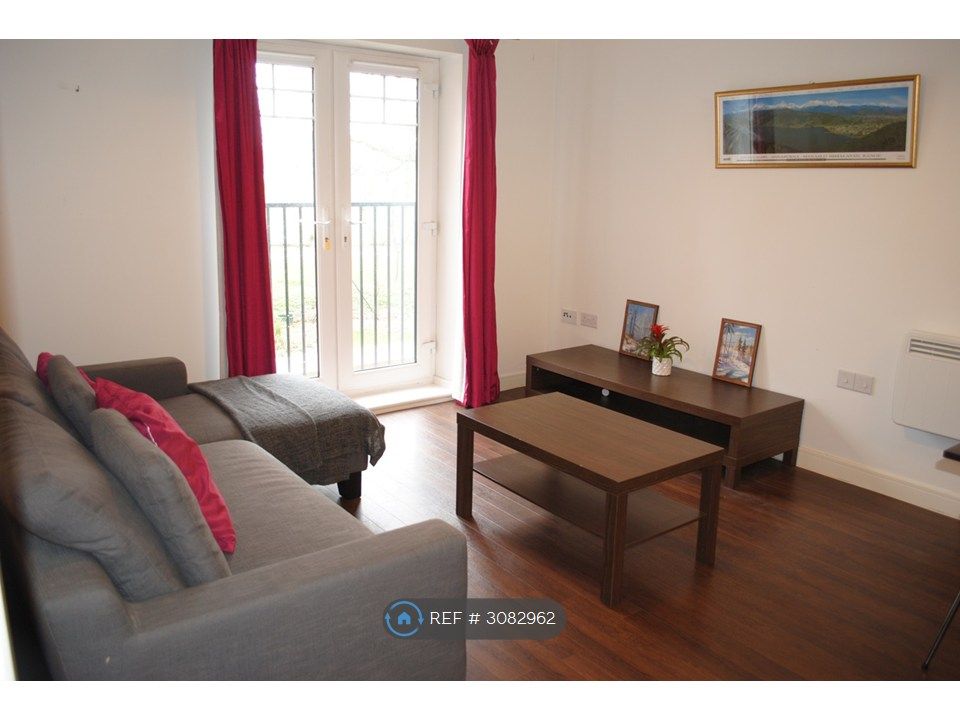 Property photo 3 of 9 Living Space